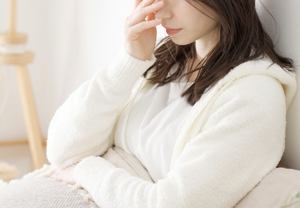 悩む女性