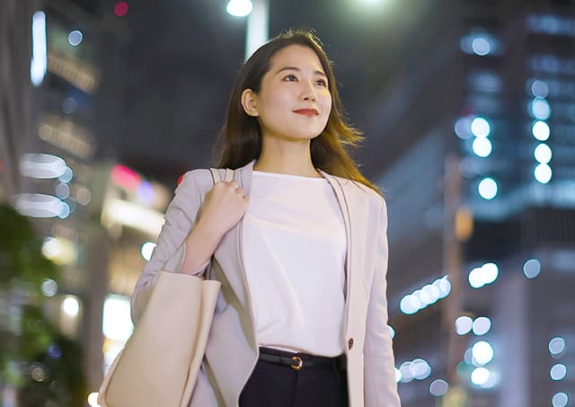 仕事帰りの女性