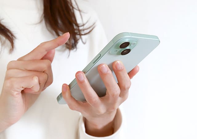 スマホ操作する女性